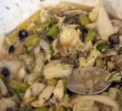 1. Этап. Котлеты из артишока, спаржи и маслин: В отдельной ёмкости смешать артишок, спаржу, маслины, укроп, кориандр, перец красный жгучий, лук и соль. В другую ёмкость положить муку, смешав ее со взбитыми яйцами. Соединить содержание двух ёмкостей, перемешать. Поперчить. Должна получится смесь консистенции сметаны.