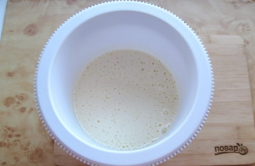 1. Этап. Яблочный пирог Фантазия: Добавьте сахар, ванильный сахар и взбейте миксером в воздушную, светлую массу.