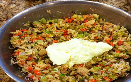 1. Этап. Простой салат с тунцом консервированным: 5. Добавить немного майонеза или сметаны по вкусу.