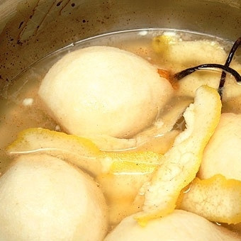 1. Этап. Десерт из груш с мороженым: Кладем груши в кипящий сироп и варим около 10 минут. Затем снимаем с огня и охлаждаем, не выливая сироп.