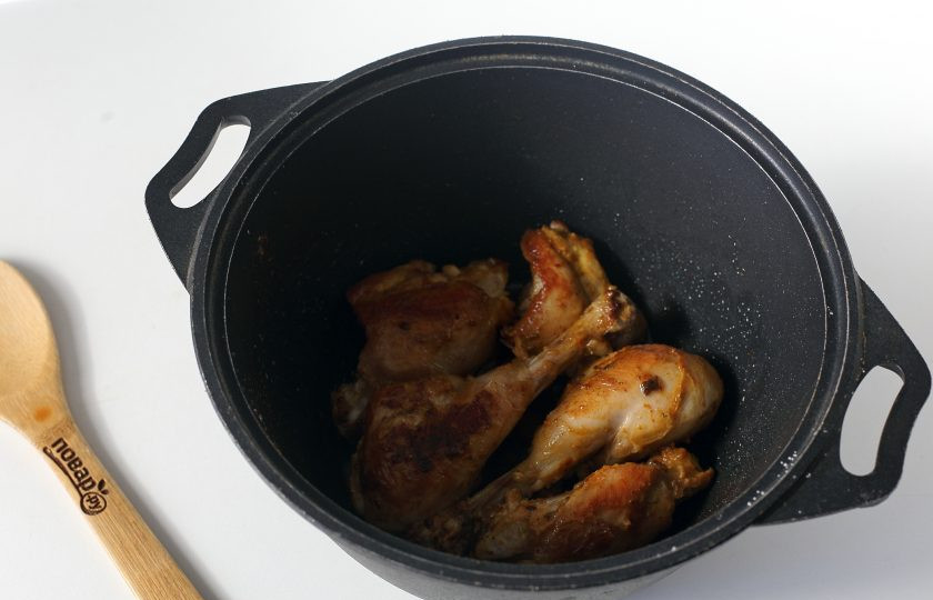 1. Этап. Рис с курицей и тыквой: Курицу разрежьте на порционные кусочки и обжарьте со всех сторон до румяной корочки с добавлением соли и специй.