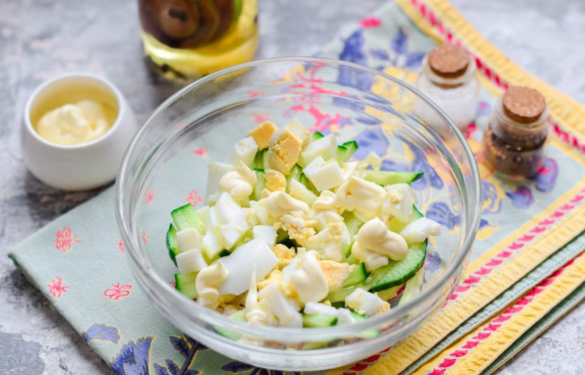 1. Этап. Салат Дамский каприз с курицей и черносливом: Далее выложите слой нарезанных кубиком куриных яиц.