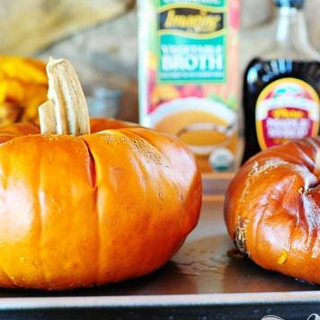 1. Этап. Суп в тыквенном горшочке: 1. Разогреть духовку до 150 градусов. Поместить тыквы на противень, выстеленный пергаментной бумагой, и запекать, пока они не станут мягкими и слегка не сморщатся.