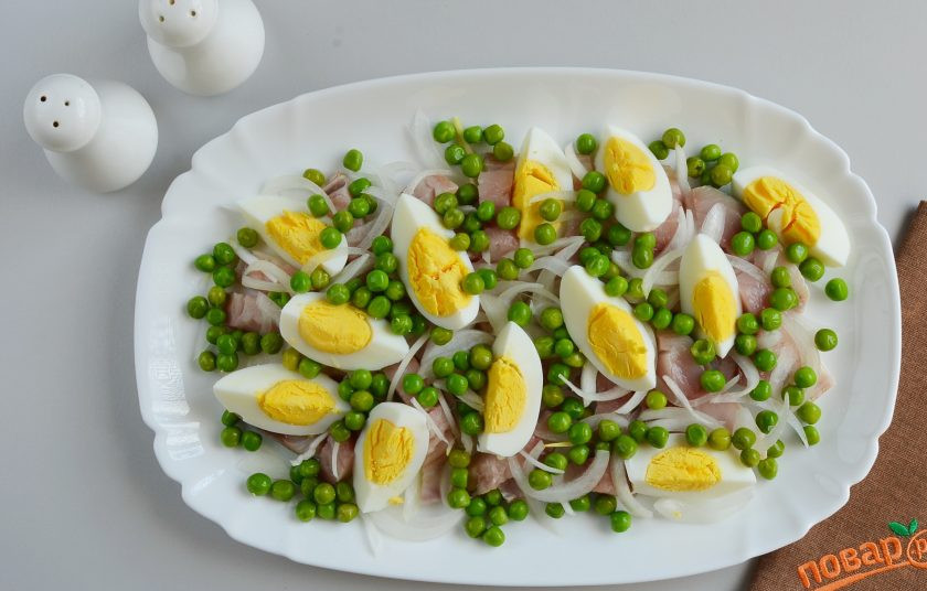 1. Этап. Салат со скумбрией: Украсьте горошком салат.