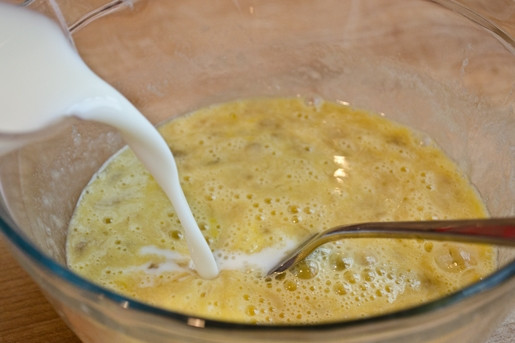 1. Этап. Банановые оладьи на молоке: 4. Далее влейте молоко с ванильным экстрактом и ещё раз перемешайте.