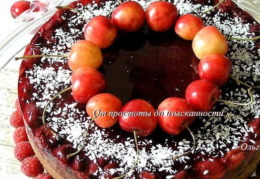 1. Этап. Шоколадный торт с ягодами: Застывший торт аккуратно выньте из формы, украсьте черешней, малиной и кокосовой стружкой.