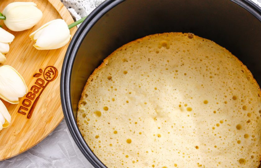 1. Этап. Кокосовый бисквит в мультиварке: После звукового сигнала аккуратно приоткройте крышку техники и выпустите пар, извлеките чашу.