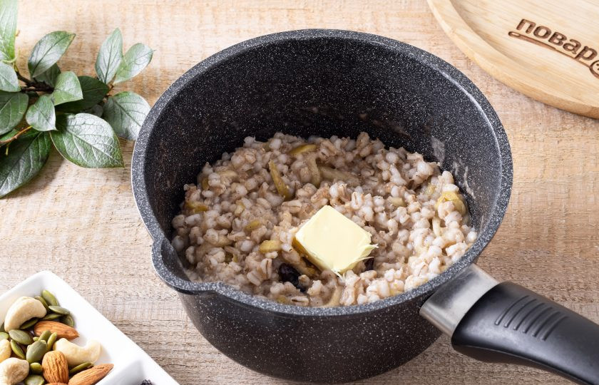 1. Этап. Сладкая перловая каша: В конце добавьте кусочек сливочного масла, перемешайте и снимите кашу с плиты. Оставьте на 10 минут настояться.