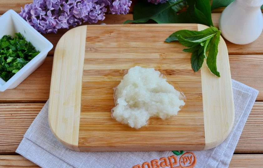 1. Этап. Райта: Очищенный лук натрите на мелкой терке.