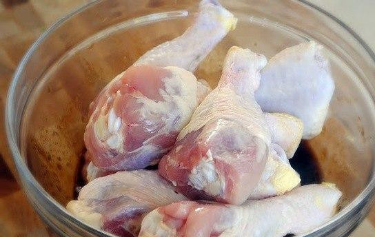 1. Этап. Сладко-острые куриные ножки: В миску с маринадом выложить ножки.