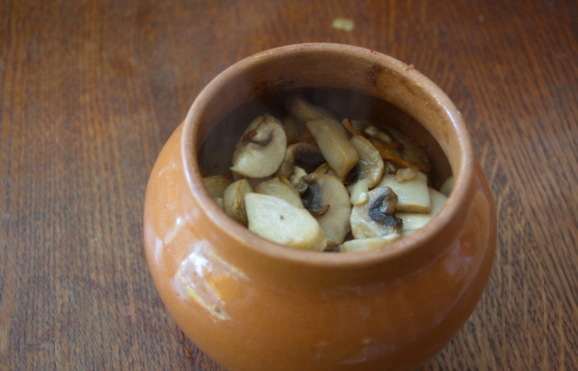 1. Этап. Чанахи с фасолью и грибами: Обжарьте нарезанные грибы и тоже добавьте их в горшочки.