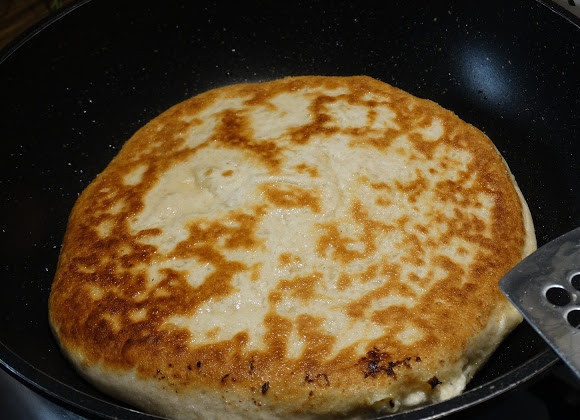 1. Этап. Хачапури с творогом и сыром: Традиционные хачапури жарятся на сухой сковороде и уже в готовом виде смазываются маслом, но я кладу немного масла в сковороду и жарю на медленном огне до золотистой корочки. Подавайте хачапури теплыми!