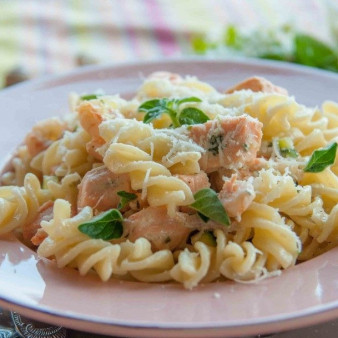 Паста с лососем и креветками