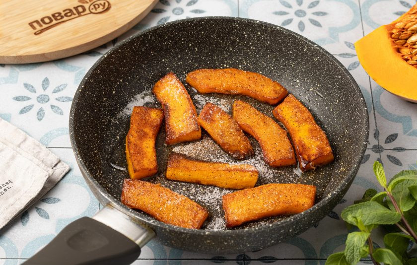 1. Этап. Тыква по-сицилийски: Посыпьте тыкву сахаром, приправьте щепоткой соли, черным молотым перцем и корицей. Влейте белый винный уксус. Аккуратно все перемешайте.