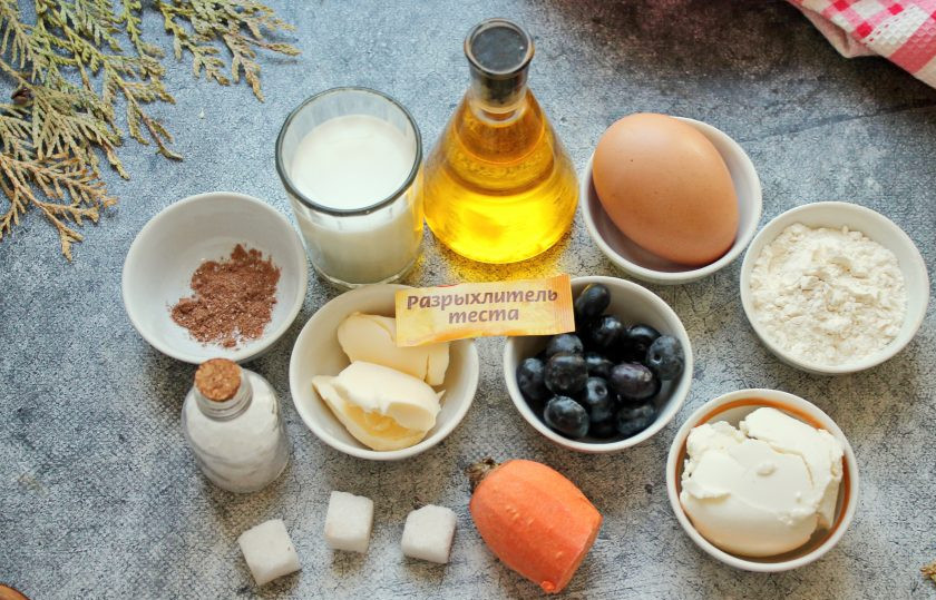 1. Этап. Морковный торт с карамелью: Подготовьте все необходимые ингредиенты для приготовления морковного торта с карамелью. Ягоды вымойте и обсушите.