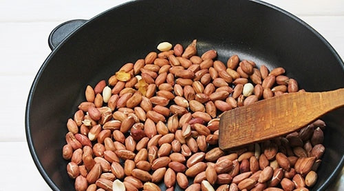 1. Этап. Торт Сникерс с безе: 10. Арахис подсушите немного на сковороде.