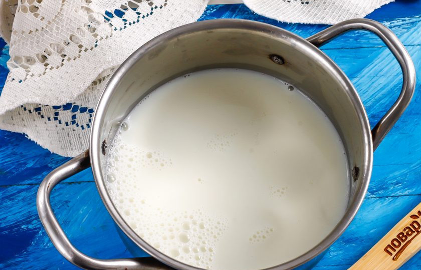 1. Этап. Домашняя сметана из козьего молока: Перелейте молоко в кастрюлю или ковш с антипригарным дном. Поместите емкость на плиту, доведите до кипения и выключите нагрев. Остудите до 35-40 градусов. Капните себе каплю молока на тыльную сторону ладони. Если температура терпимая — отлично. Если слегка обжигает — значит еще чуть остудите.