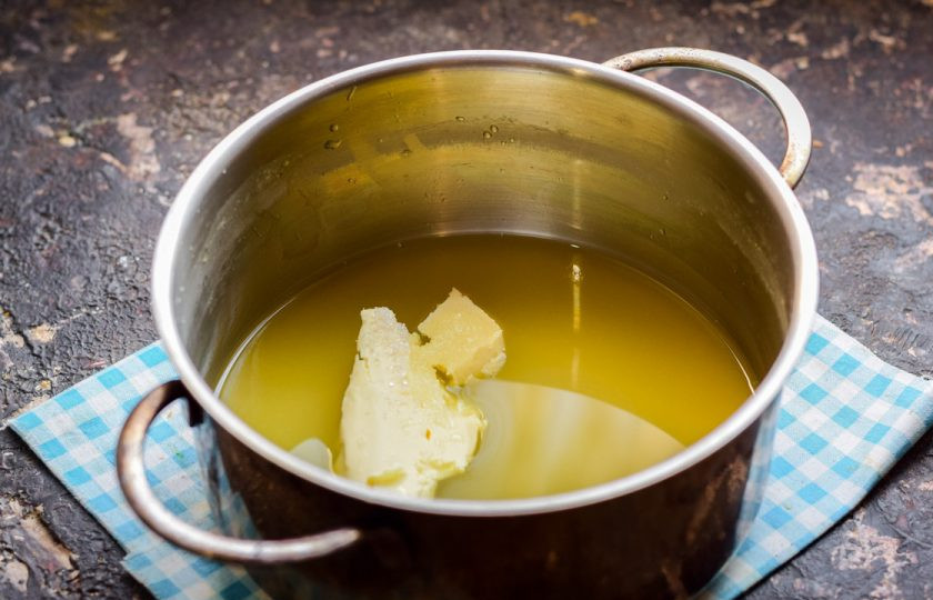 1. Этап. Слойки с мандаринами: В кастрюлю влейте сок, добавьте масло и сахар, варите соус 10 минут.