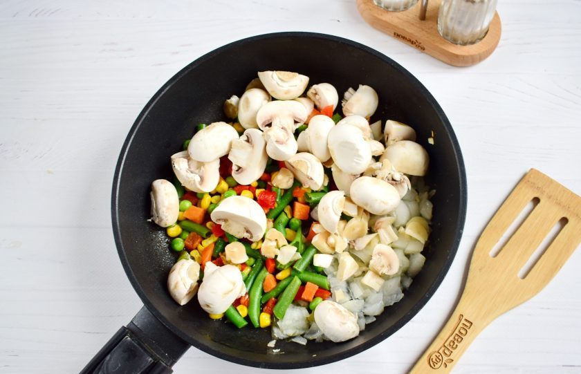 1. Этап. Скумбрия «Сливочная неженка»: Грибы вымойте, обсушите, разрежьте на четвертинки. Обжарьте вместе с овощами в течение 2 минут. Посолите и поперчите по вкусу.