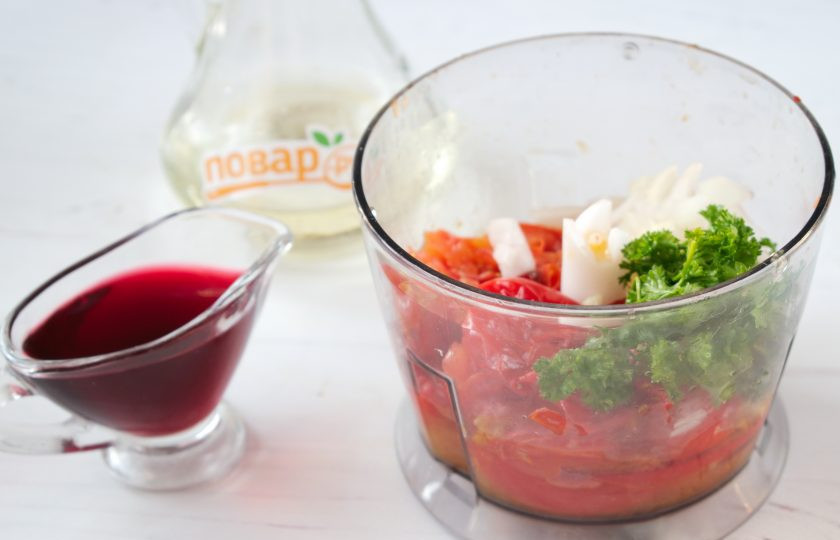 1. Этап. Закуска из запеченных помидоров и перцев: Очистите запеченные овощи от кожицы. Петрушку, лук, чеснок измельчите. Соедините все ингредиенты в чаше блендера, пробейте до однородности. Чеснок и перец добавляйте по своему вкусу.