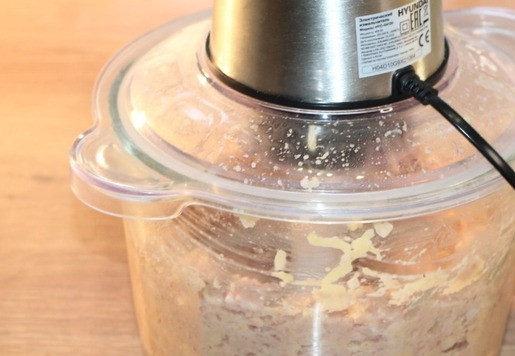 1. Этап. Сочные, нежные котлеты с добавлением картофеля: 9. Выкладываем массу в чашу блендера и измельчаем до однородности. Почему, я перед выкладкой в чашу блендера измельчаю лук и картофель. У меня блендер хорошо измельчает мясо, а вот сырые овощи не очень. Остаются кусочки.