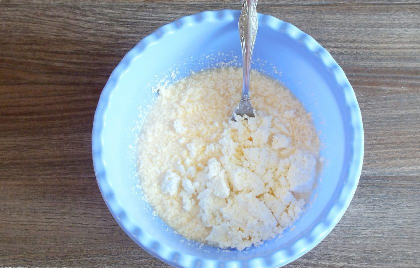 1. Этап. Творожный кекс с малиной: Добавьте творог, щепотку соли. Перемешайте вилкой. Если вам не нравятся вкрапления творога в готовой выпечке, на этом этапе, пробейте массу погружным блендером до однородного состояния.