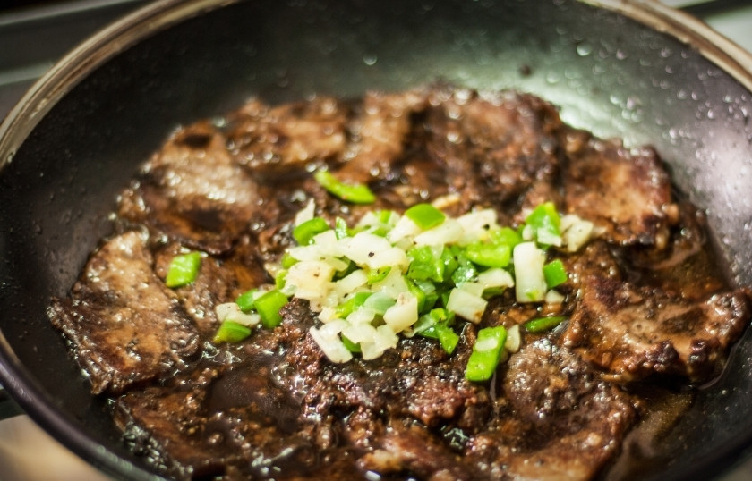 1. Этап. Мясо по-испански: Добавьте к мясу в сковороду немного обжаренных овощей. Не все, буквально 1-2 ст. ложки. Помешайте и потушите мясо ещё вместе с овощами. Готовое мясо по-испански подавайте, украсив яркими обжаренным овощами.