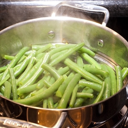 1. Этап. Фасоль стручковая жареная: 5. Стручковую фасоль немного потомите на пару. Она должна стать мягче и изменить цвет на ярко-зеленый.