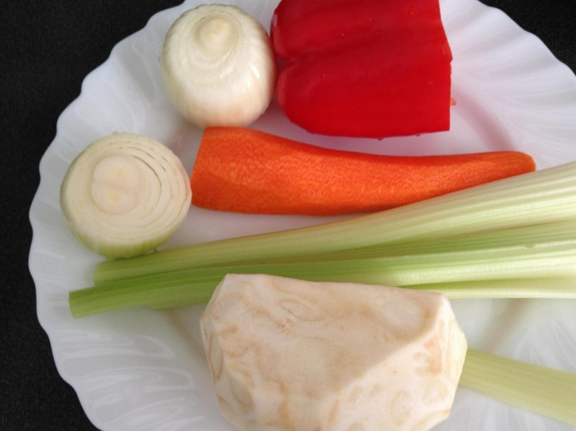 1. Этап. Корейка из баранины: 3. Пока мясо в духовке, подготовлю все овощи: очищаю морковь, лук, перец, стебли и корень сельдерея. Морковь и сельдерей нарезаю брусочками, перец и лук нарезаю небольшими кусочками.