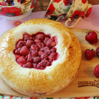 Ватрушка с клубникой