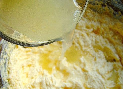 1. Этап. Лимонник пирог: Половину лимонного сока, взбиваем.