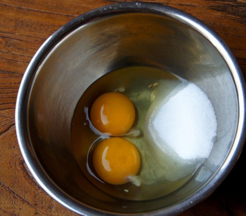 1. Этап. Ванильный чизкейк: Затем взбейте яйца с оставшимся сахаром.