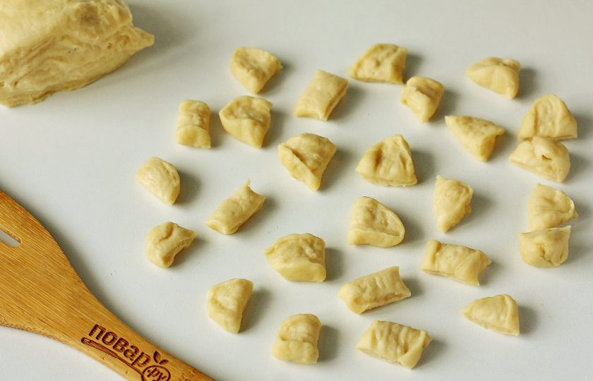 1. Этап. Галушки на сметане: Затем каждый кусочек разрежьте ножом еще на 2-3 части, в зависимости от желаемого размера галушек.