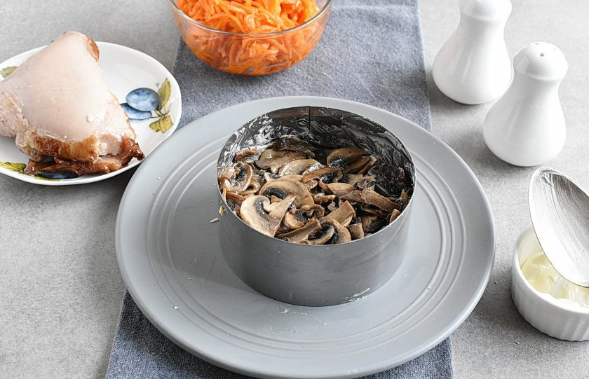 1. Этап. Салат из копченого окорочка: Следующим слоем выложите жареные грибы без майонеза.