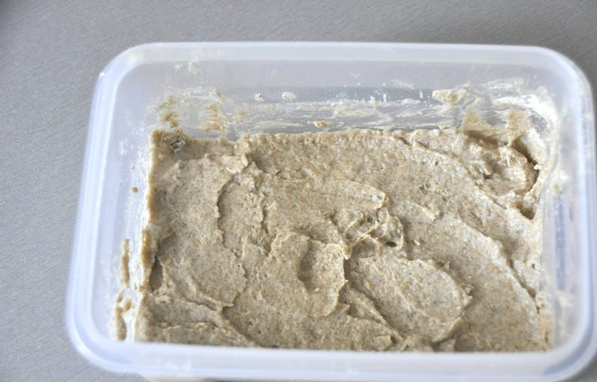 1. Этап. Рижский хлеб по ГОСТу: Сразу же подготовьте закваску, которую следует перекормить из влажности в 100% в закваску 66% влажности. Для этого добавьте к закваске 15 мл. воды и 35 грамм ржаной муки. Поставьте в теплое место на 3,5-4 часа.