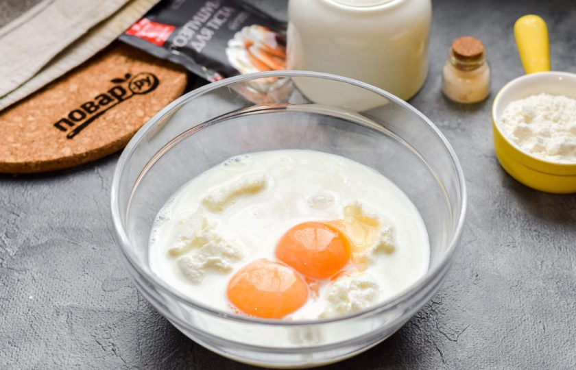 1. Этап. Панкейки с маскарпоне: Добавьте молоко.