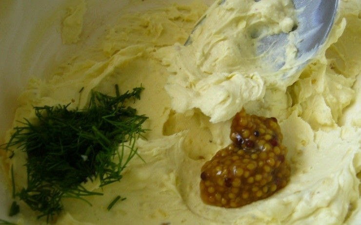 1. Этап. Яичное масло с горчицей: Затем добавьте к маслу мелко нарезанную зелень, соль и горчицу.