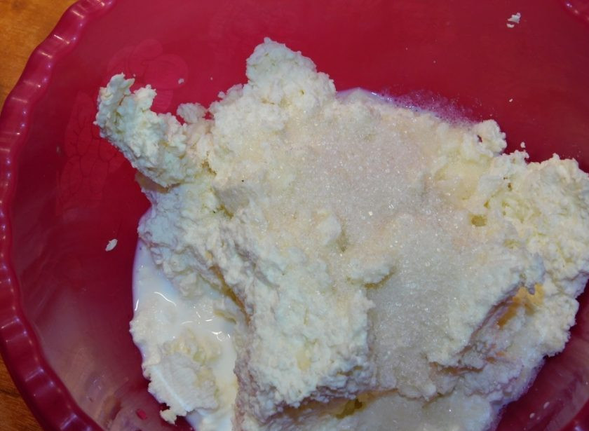 1. Этап. Творожный пудинг с вишней: Добавьте в творог молоко и сахар. Все хорошо измельчите погружным блендером до однородной массы.