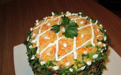 1. Этап. Печеночный торт из говяжьей печени: Перемазываем овощной прослойкой печеночные блины-коржи. Украшаем измельченной зеленью петрушки. Ставим торт в холодильник на пару-тройку часов, пусть пропитается.