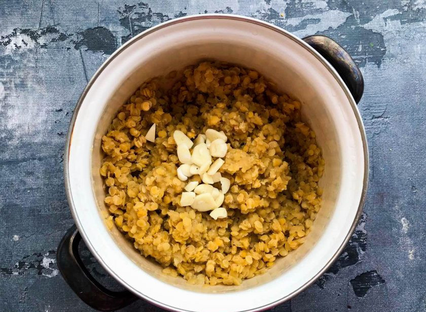 1. Этап. Чечевица по-монастырски: Готовую чечевицу посолите, добавьте к ней чеснок.