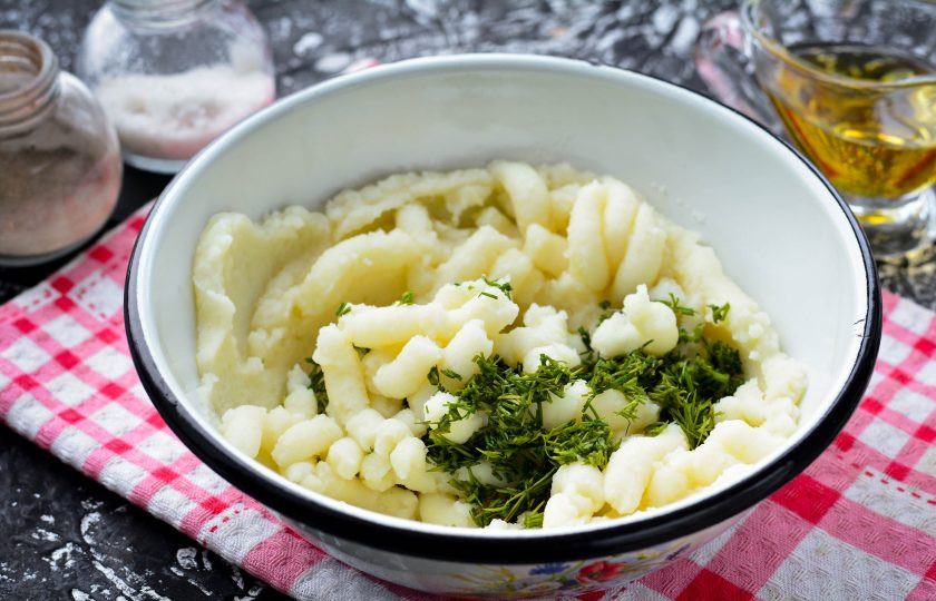 1. Этап. Пирожки из лаваша с картошкой: Всыпьте в слегка остывший картофель мелко рубленный укроп и перемешайте. Начинка готова.