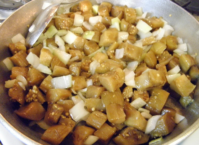 1. Этап. Жульен в тарталетках: Разогрейте растительное масло на сковороде, обжарьте сначала баклажаны, потом добавьте лук и доведите до полуготовности овощи. Посолите.