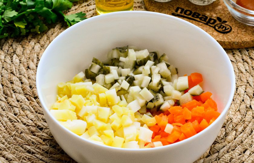 1. Этап. Салат Золушка: В глубокий салатник выложите нарезанные огурцы, картофель и морковь.