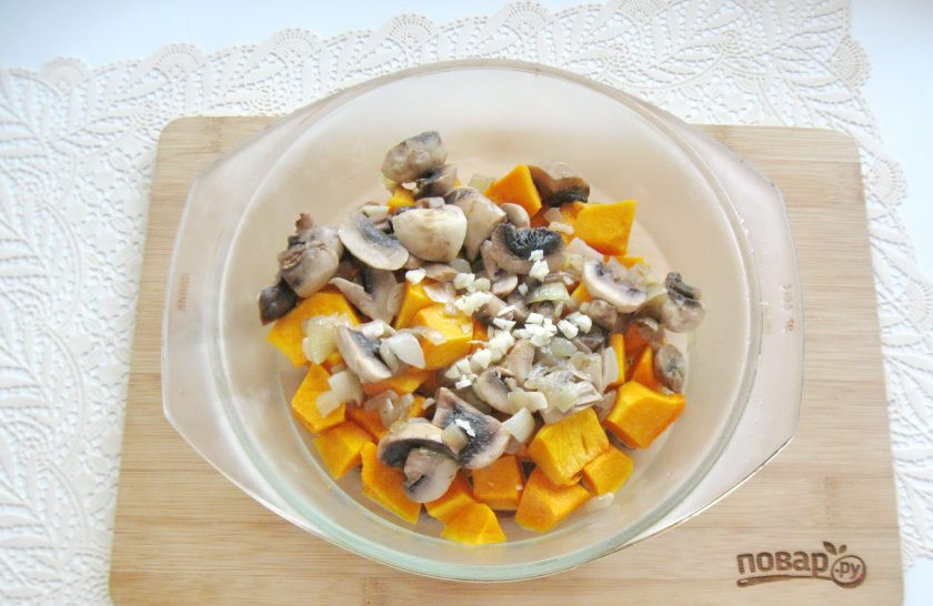 1. Этап. Тыква с грибами: Добавьте измельченный чеснок.