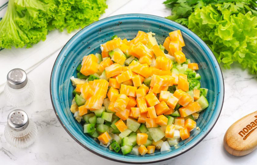 1. Этап. Салат с огурцом, сыром и тунцом: Таким же образом нарежьте и твердый сыр любого сорта. Можно использовать и рассольный сыр, например — 