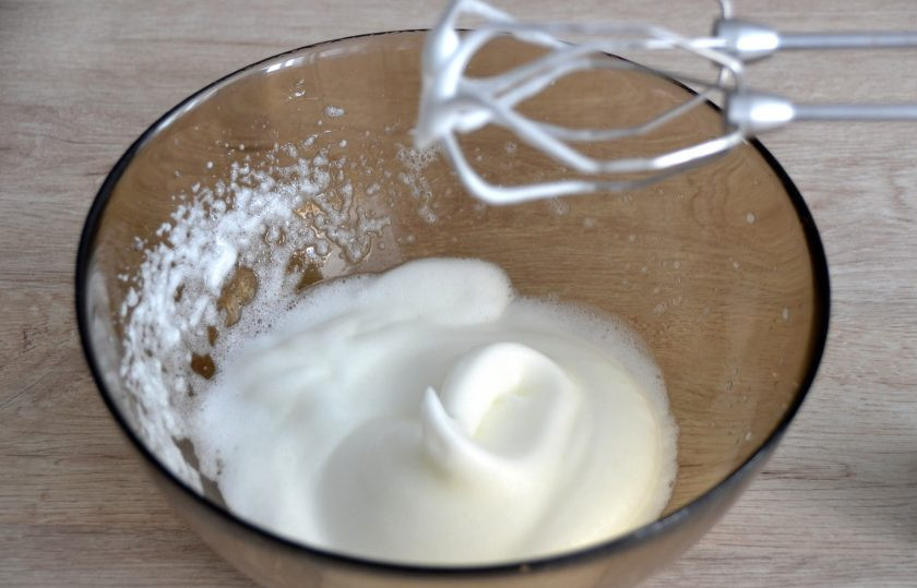 1. Этап. Бездрожжевой кето-хлеб: Взбейте белки с солью в пышную пену.