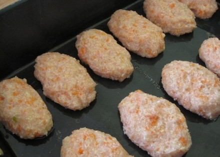 1. Этап. Котлеты в духовке из говядины: 3. Смочить немного руки (чтобы фарш не приставал к рукам) и сформировать котлетки. Противень смазать немного растительным маслом и застелить бумагой для выпечки. Отправить готовые котлеты в хорошо разогретую духовку на 30-40 минут, в зависимости от их размера.