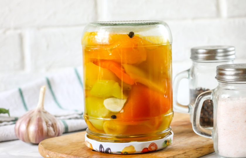 1. Этап. Перцы на зиму с медом: Сразу же закрутите горячей крышкой по резьбе или закатайте с помощью ключа для консервации. Переверните и проверьте герметичность заготовки. Затем остудите ее до комнатной температуры.