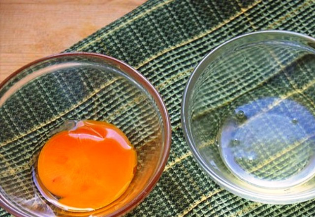 1. Этап. Пивной кляр для рыбы: Отделите желтки от белков. Белки взбейте с солью в пену.