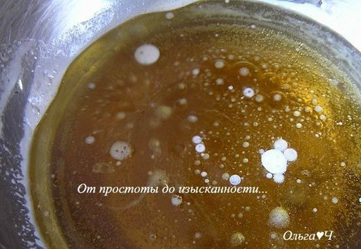 1. Этап. Постный шоколадный торт а-ля Наполеон: Смешайте пиво, растительное масло, ром и сок лимона.